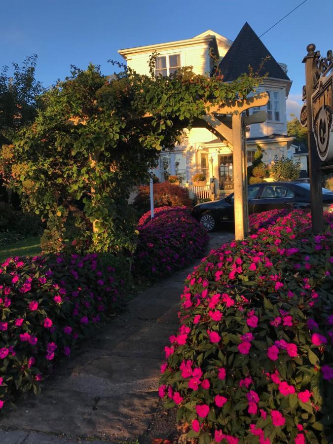 Bedham Hall B&B Niagara Falls Exterior photo